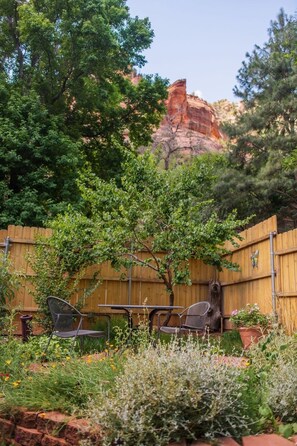 Cabin, 1 Bedroom | Outdoor dining - Canyon Wren Creek Access-wild Rose 1 Bedroom Cabin by RedAwning (Sedona)