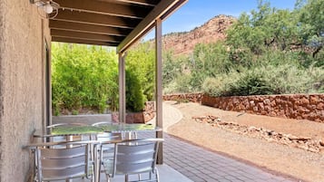 Kondominium, 2 kamar tidur | Tempat makan outdoor