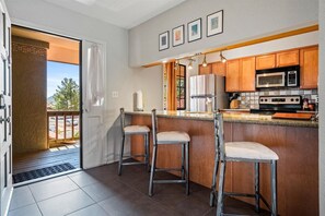 Condo, 2 Bedrooms | Dapur peribadi | Peti sejuk, ketuhar, pembancuh kopi/teh 