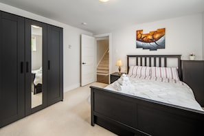 4 bedrooms, desk, iron/ironing board, WiFi
