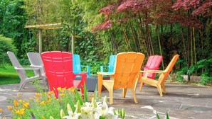 An outdoor seating area with chairs and a pergola. - Entire 4-Bedroom Garden Level Suite Near UBC/YVR (Vancouver)