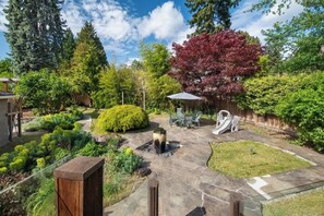 Terrace/patio - Entire 4-Bedroom Garden Level Suite Near UBC/YVR (Vancouver)