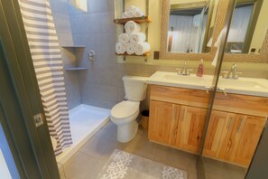 Cabin, 1 Bedroom | Bathroom | Towels, shampoo, toilet paper - Destination Oak Creek 4 1 Bedroom Apts by RedAwning (Sedona)
