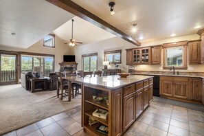 Townhome, 3 Bedrooms | Private kitchen | Fridge, oven, coffee/tea maker, toaster