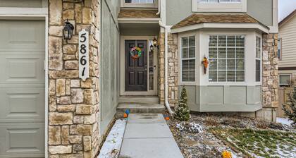 Spacious 1-bedroom basement apartment with WiFi, AC in fabulous Castle Rock