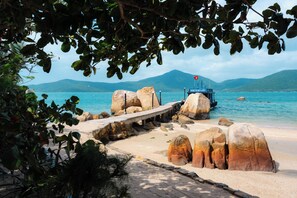 Private beach, scuba diving - Whale Island Resort (Nha Trang)