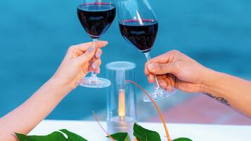Een tafel met diverse gerechten, waaronder zeevruchten en een kom soep, voor een blauwe achtergrond.