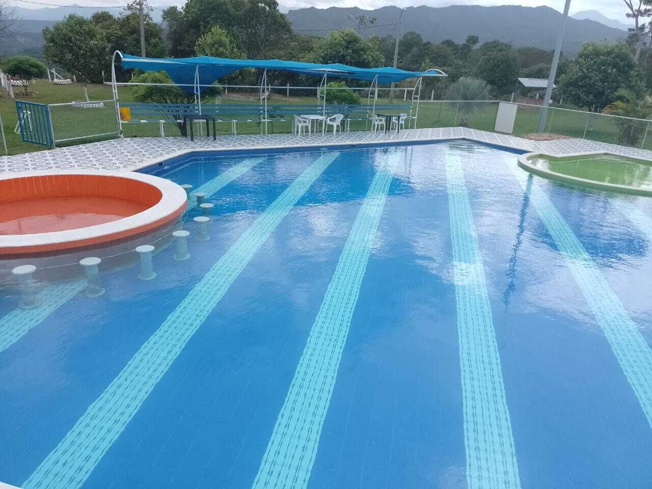 Cabaña familiar, vista a la montaña | Área de sala de estar | Televisión de pantalla plana 