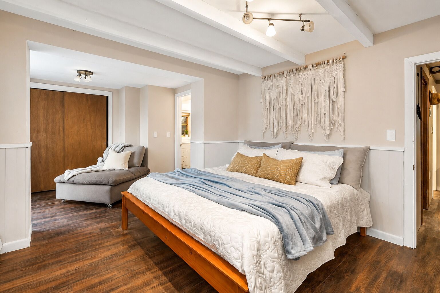 4 bedrooms, iron/ironing board, travel crib, WiFi (free)