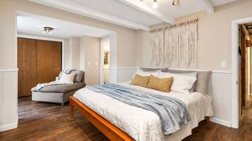 4 bedrooms, iron/ironing board, travel crib, WiFi (free)