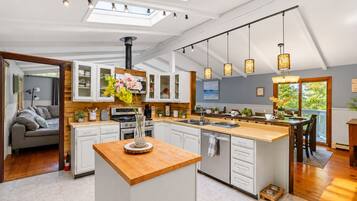 Coffee/tea maker, fridge, microwave, oven