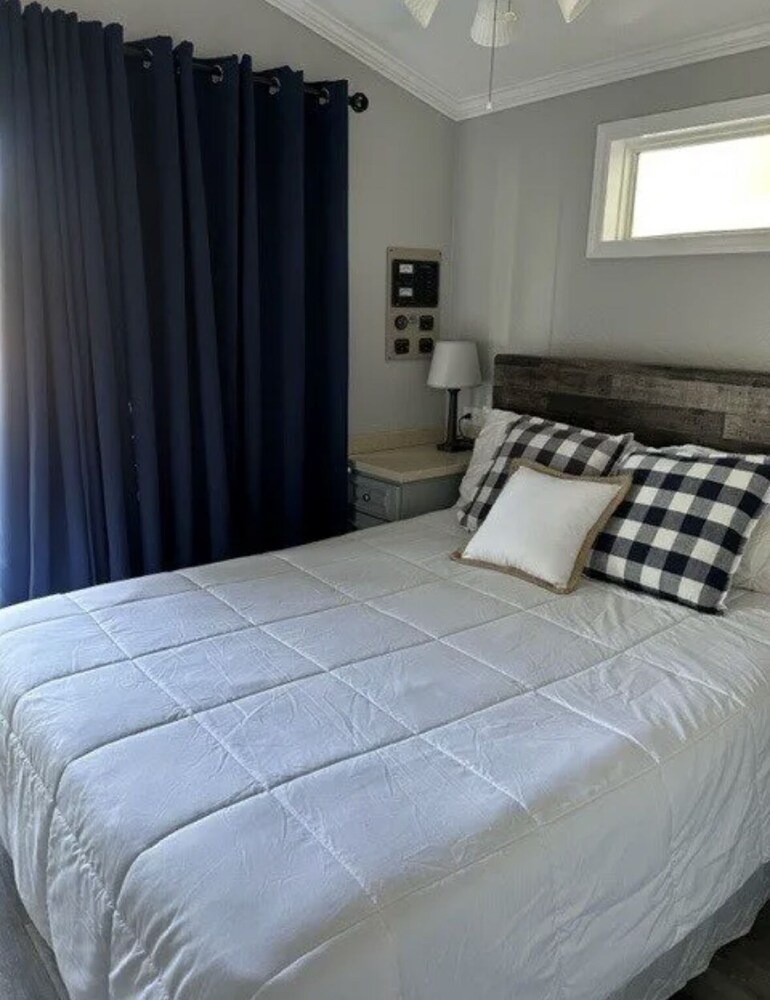 SS MINNOW 55' Houseboat on the Flint River, a floating oasis! Bainbridge Vrbo