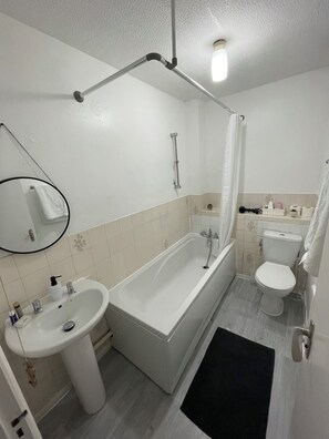 Asciugacapelli, asciugamani, sapone, shampoo