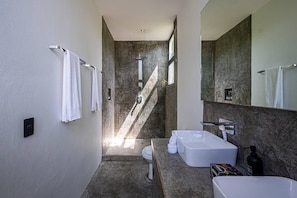 Douche, sĂšche-cheveux, serviettes fournies, savon