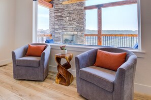 Smart TV, chimenea, videojuegos y futbolito 