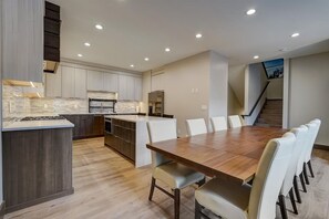 Dining - Lower Deer Valley 4BR | Sleeps 10 | Skier Shuttle | Near Snow Park (Park City)