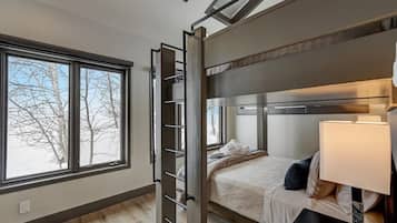 4 bedrooms, iron/ironing board, free WiFi, bed sheets