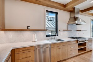 冰箱、微波炉、烤箱、炉灶