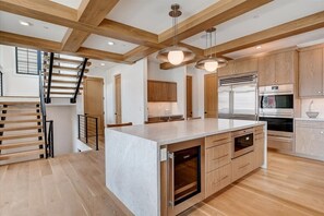 冰箱、微波炉、烤箱、炉灶