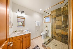 Ensemble douche/baignoire, sèche-cheveux, serviettes fournies