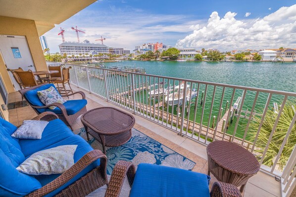 Property grounds - Bay Harbor 303 – Clearwater Bayfront Condo w/ Balcony, Heated Pool, Walk to Beach & Dining (Clearwater Beach)