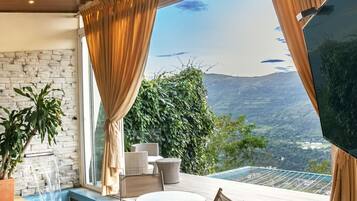 Romantic Cabin, 1 King Bed, Terrace, City View | Premium bedding, down comforters, Select Comfort beds, free minibar