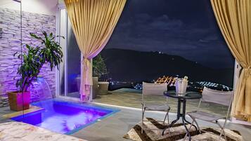 Romantic Cabin, 1 King Bed, Terrace, City View | Premium bedding, down comforters, Select Comfort beds, free minibar