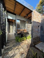 Cabana panorâmico, 1 cama King, banheira de imersão, vista para a cidade | Banheiro | Produtos de toalete grátis, secador de cabelo (mediante solicitação)