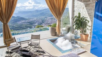 Cabaña romántica, 1 cama de matrimonio grande, terraza, vistas a la ciudad | Ropa de cama de alta calidad y edredones de plumas