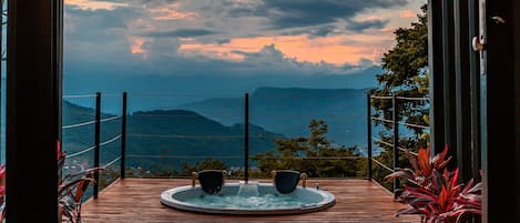 Cabane Premium, 1 très grand lit, bain à remous, vue ville