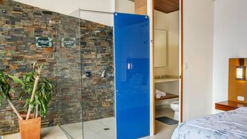 Romantic Cabin, 1 King Bed, Terrace, City View | Bathroom | Free toiletries, hair dryer, towels, soap