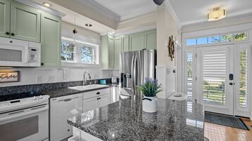 Kjøleskap, mikrobølgeovn, ovn og kokeplater