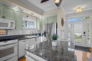 Fridge, microwave, oven, stovetop - My Pointe of View - Spectacular Pet Friendly Waterfront with Views! (Merritt)