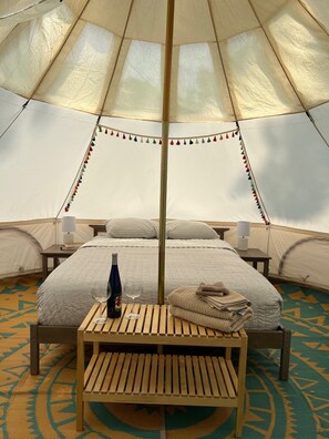 1 bedroom, bed sheets