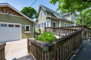 Exterior - Jakers Beach House- personal bar, steps to beach (South Haven)