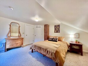 2 bedrooms, desk, free WiFi, bed sheets - 1 mile from Stowe Mountain Resort. Cute, pet-friendly loft apt. Private hot tub. (Stowe)