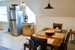Dining - 1 mile from Stowe Mountain Resort. Cute, pet-friendly loft apt. Private hot tub. (Stowe)