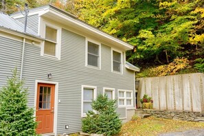 Exterior - 1 mile from Stowe Mountain Resort. Cute, pet-friendly loft apt. Private hot tub. (Stowe)