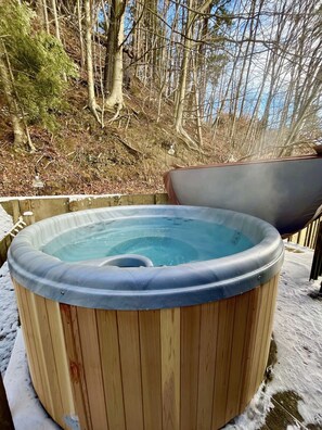 Outdoor spa tub - 1 mile from Stowe Mountain Resort. Cute, pet-friendly loft apt. Private hot tub. (Stowe)