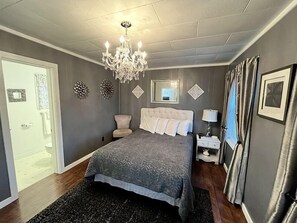 Cottage 2 | Premium bedding, individually decorated, individually furnished - Cascade Motel (Cascade Locks)