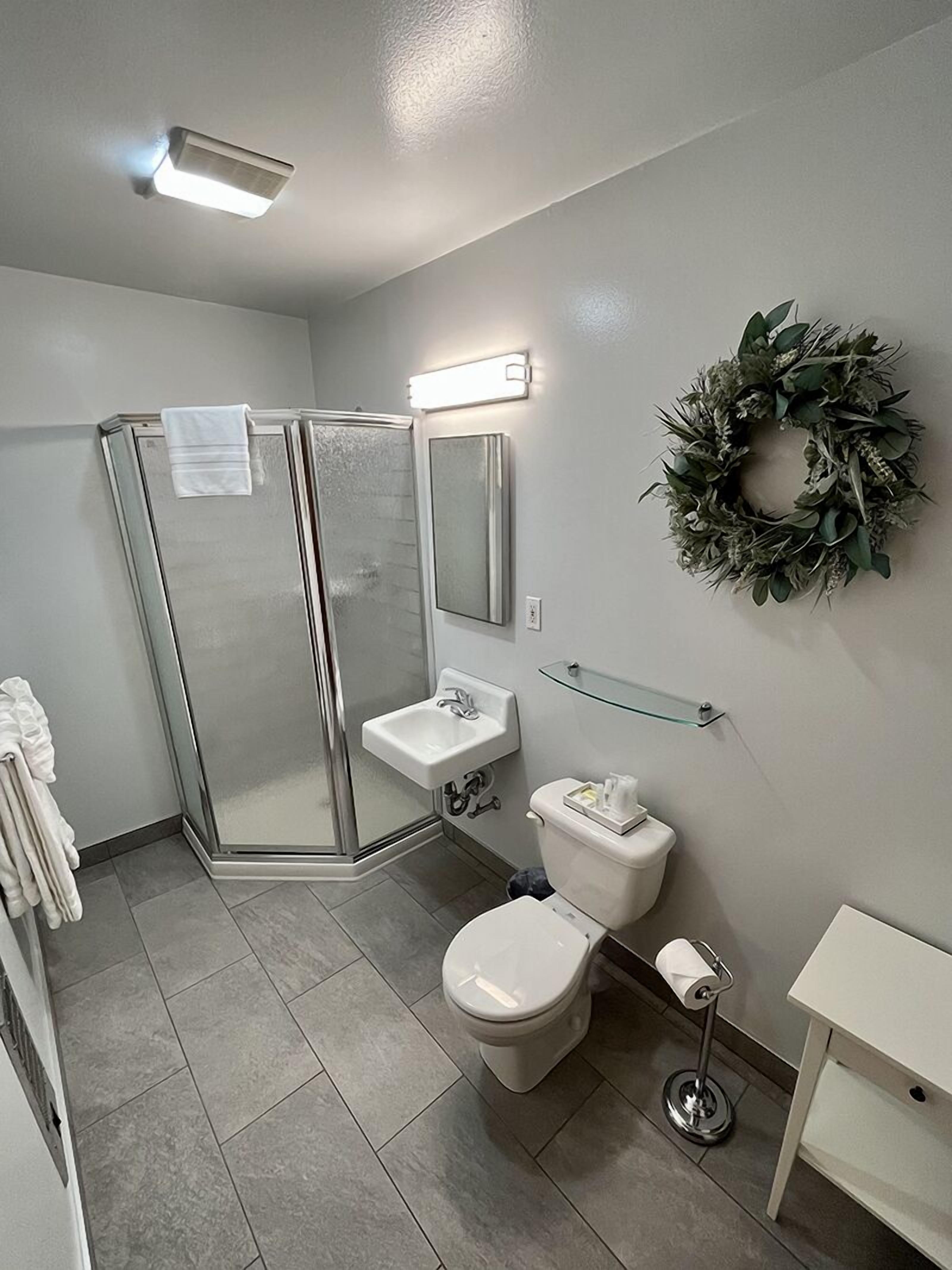 Cottage 11 | Bathroom | Hair dryer, towels, soap, shampoo