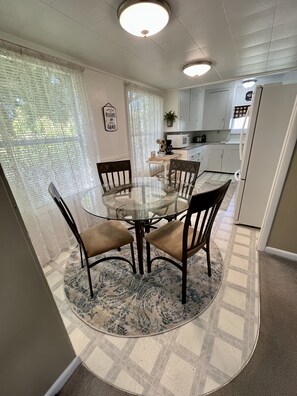 Casa de campo, vistas a la montaña | Servicio de comidas en la habitación