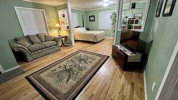 Cottage #7 (Not Dog-Friendly) | Living area | Flat-screen TV