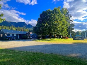 Front of property - Cascade Motel (Cascade Locks)