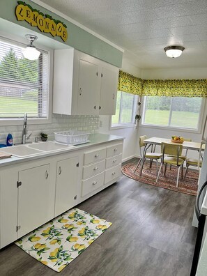 Cottage 7 | Private kitchen | Microwave - Cascade Motel (Cascade Locks)