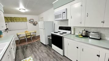Cottage #7 (Not Dog-Friendly) | Private kitchen | Microwave