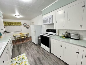 Cottage 7 | Private kitchen | Microwave - Cascade Motel (Cascade Locks)
