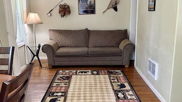 Cottage 9 (Dog Friendly) | Premium bedding, individually decorated, individually furnished