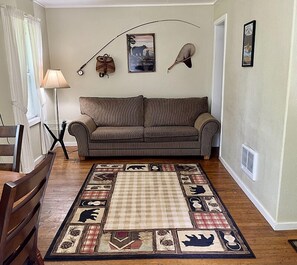 Cottage 9 (Dog Friendly) | Premium bedding, individually decorated, individually furnished - Cascade Motel (Cascade Locks)