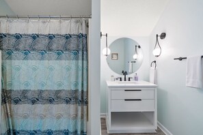 Bañera con ducha, toallas